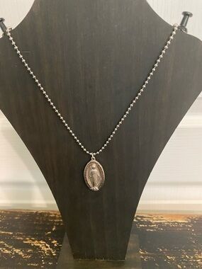 VINTAGE Silver-Tone Virgin Mary Medal Pendant Necklace - Women Jewelry